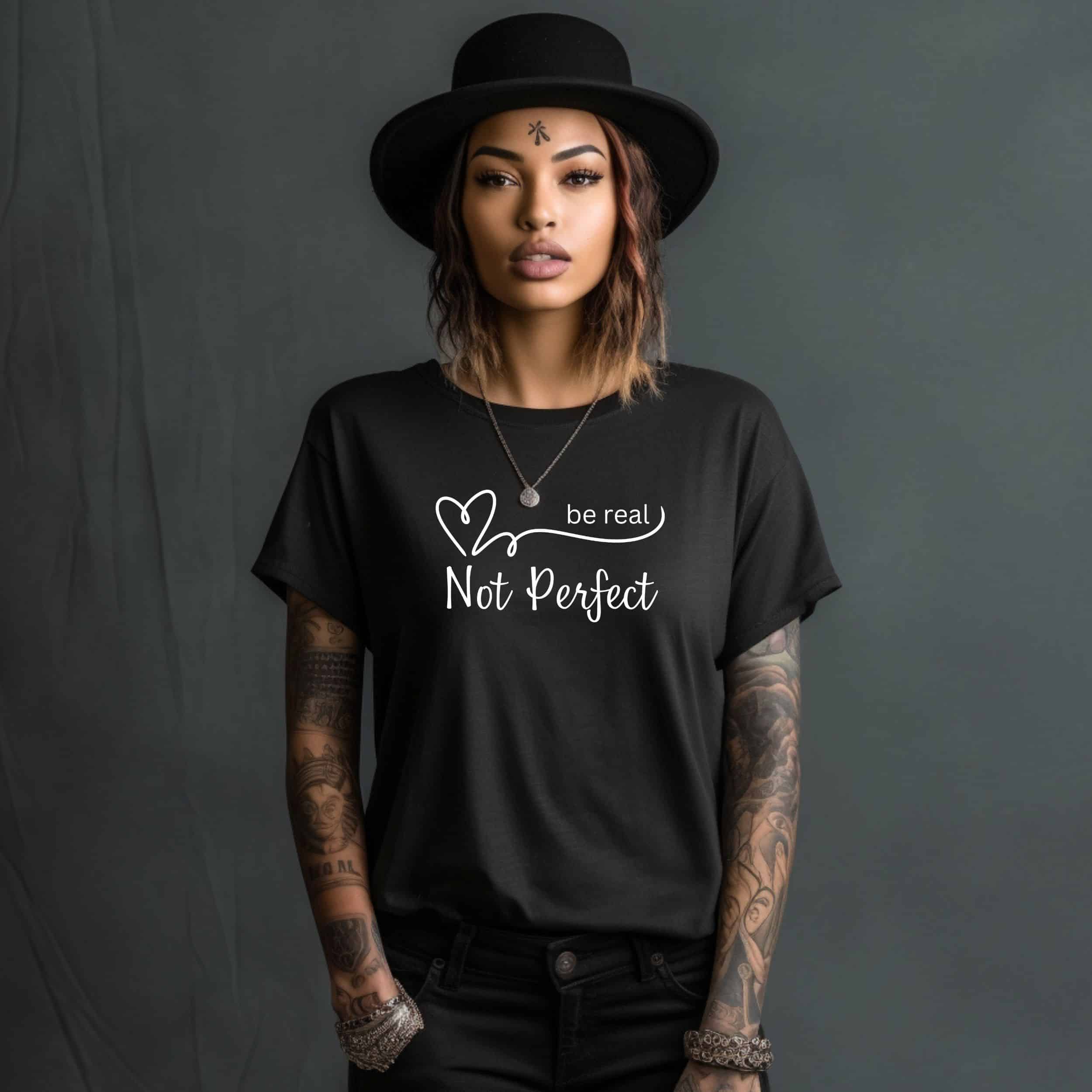 Дамска тениска Be Real Not Perfect в бял и черен цвят. Дамска тениска Be Real Not Perfect в бял и черен цвят.