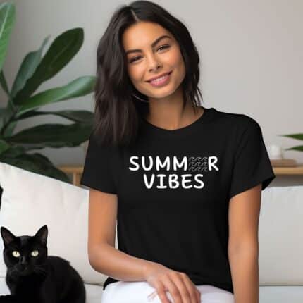 Дамска тениска Summer Vibes в бял и черен цвят.