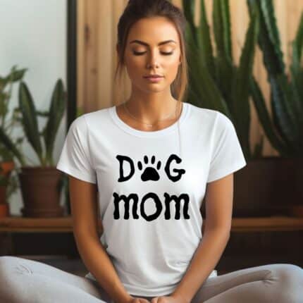 Дамска тениска Dog Mom в бял и черен цвят.