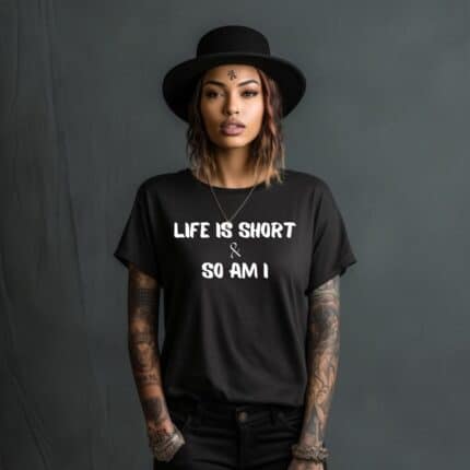 Дамска тениска Life Is Short в бял и черен цвят.