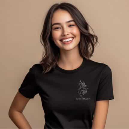 Дамска черна тениска Less is More